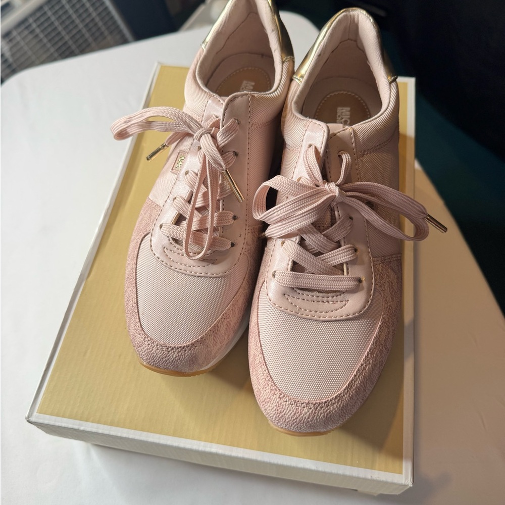 Michael Kors Monique Trainer Ballet Pink Sneakers Gold Trim NIB 6.5 - Picture 4 of 14